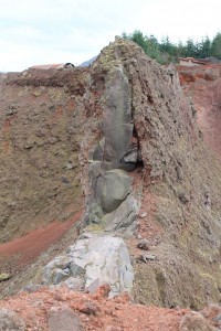 cheninée  volcanqiue traversant les scories 