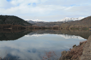 Lac Chambon et  vue sur le Sancy ( vallée de chaudefour)